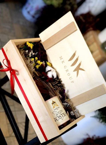 scatola per fiori e vino