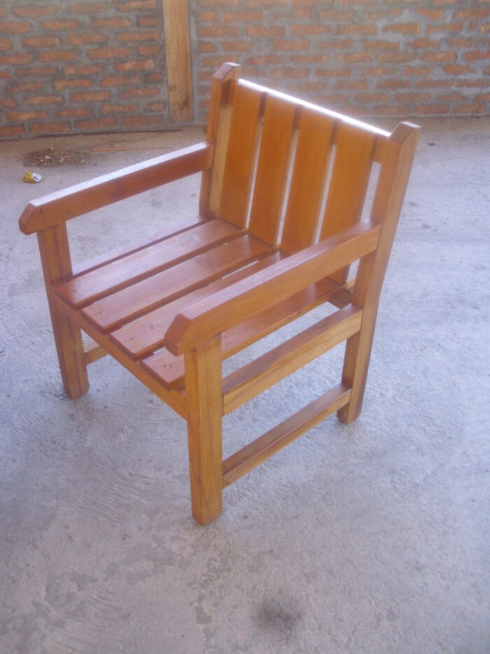 stolica drvena sa rukohvatima stolica drvena sa rukohvatima